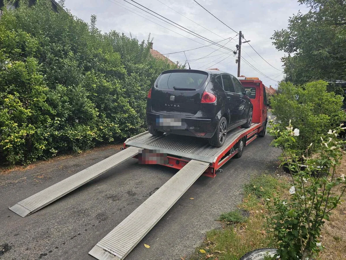 Lerobbant személyautó a platón, rámpák leeresztve
